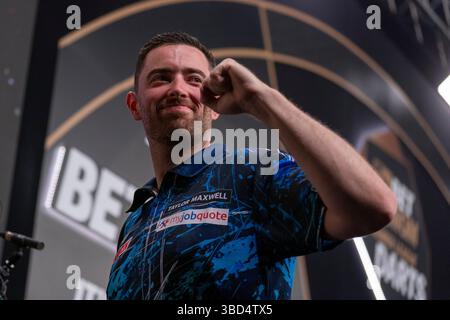 Sheffield, Royaume-Uni. 22 mai 2025. Luke Humphries célèbre sa victoire contre Chris Dobey lors des fléchettes BetMGM premier League à l'Utilita Arena, Sheffield, Angleterre, Royaume-Uni le 22 mai 2025 crédit : Alex Young/Every second Media crédit : Every second Media/Alamy Live News Banque D'Images
