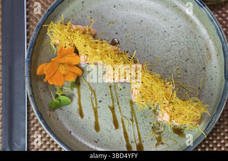 Plateau décoré avec différentes saveurs d'élégants sushis uramaki. Mise au point sélective Banque D'Images