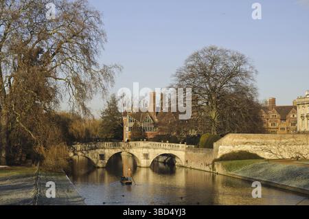 Vue de la rivière avec punt approchant le pont et les bâtiments du collège dans Frost, Clare Bridge, Jerwood Library, Trinity Hall, River Cam, Cambridge, Cambridg Banque D'Images