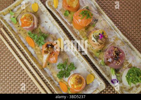 Plateau décoré avec différentes saveurs de sushi élégant. Mise au point sélective Banque D'Images