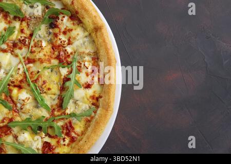 Vue de dessus de quatre fromages délicieuse pizza à croûte épaisse Banque D'Images