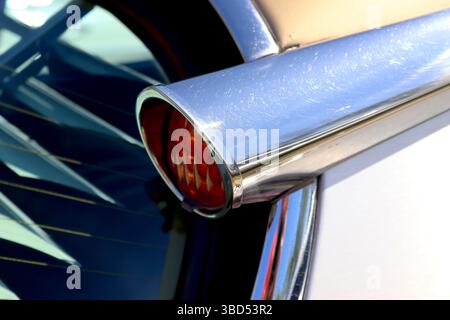 Gros plan montrant le détail de style d'un voyant hors-jeu monté sur la ligne de toit d'une Citroen DS21 Pallas 1971. Banque D'Images