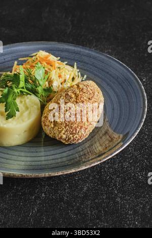 Côtelette traditionnelle de Kiev avec purée de pommes de terre et chou mariné Banque D'Images