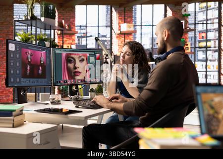 Graphiste et photographe collaborent dans un studio moderne, en utilisant un logiciel de retouche photo basé sur l'IA sur un PC. Fournir des outils d'automatisation, de retouche et de réglage avancé de l'image. Banque D'Images