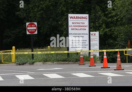 22 mai 2025, Washington DC, Virginie, États-Unis : des policiers sécurisent la zone à l'entrée de la CIA, après qu'une femme a été abattue par des gardes de sécurité à Langley, Virginie, le 22 mai 2025. Des coups de feu ont été tirés tôt le matin, provoquant ce que la CIA a dit être un ''incident de sécurité''. La fusillade n'a pas été fatale. La femme qui s'est écrasée contre une porte du siège de la CIA a été identifiée de manière préliminaire comme étant Monia Spadaro, 27 ans, selon deux hauts responsables de l'application de la loi informés de l'incident. (Crédit image : © Gent Shkullaku/ZUMA Press Wire) USAGE ÉDITORIAL SEULEMENT ! Banque D'Images