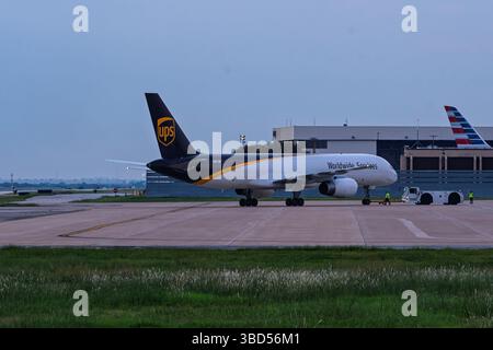 DFW Airport 9-16-2020 Grapevine TX USA United Parcel services Boeing 757-200 N471UP lever du soleil départ de l'aéroport international DFW Banque D'Images