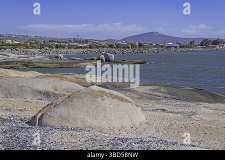 Grands blocs de granit sur la plage le long de l'océan Atlantique à Langebaan, côte ouest, province du Cap occidental, Afrique du Sud Banque D'Images