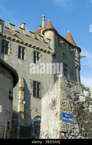 Village de Saint amant Tallende, vue sur le château de Murol à Saint amant, département du Puy de Dôme, Auvergne-Rhône-Alpes, France Banque D'Images