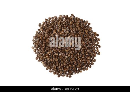 Vue en hauteur des grains de café brésiliens isolés sur fond blanc Banque D'Images