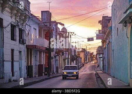 Scène de rue au lever du soleil dans la ville de Santa Clara, province de Villa Clara sur l'île de Cuba, Caraïbes Banque D'Images
