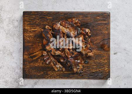 Vue de dessus de la table de service avec des lanières de bacon de bœuf frit Banque D'Images