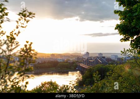 Ottawa, Canada - 16 mai 2024 : rivière des Outaouais au coucher du soleil. Vue sur le pont Alexandra et la ville de Gatineau. Banque D'Images