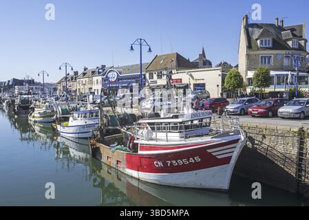 Bateaux de pêche, chalutiers amarrés dans le port de Port-en-Bessin-Huppain le long de la Manche, Calvados, Normandie, France Banque D'Images