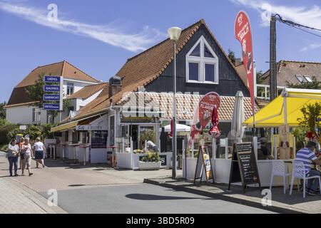 Touristes à la station balnéaire de Wissant en été le long de la Côte d'Opale, pas-de-Calais, hauts-de-France, France Banque D'Images