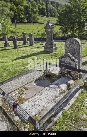Pièces sur les tombes de Rob Roy MacGregor, sa femme Mary et ses deux fils Coll et Robin au Balquhidder kirkyard, Stirling, Scotland, UK Banque D'Images
