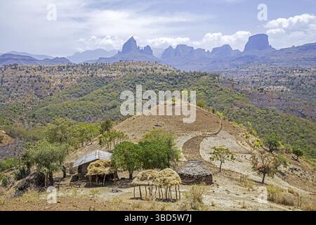 Petite ferme et vue sur les montagnes du Semien, les montagnes du Simien, une partie des Highlands éthiopiens, la zone Nord du Gondar, la région d'Amhara, Éthiopie Banque D'Images