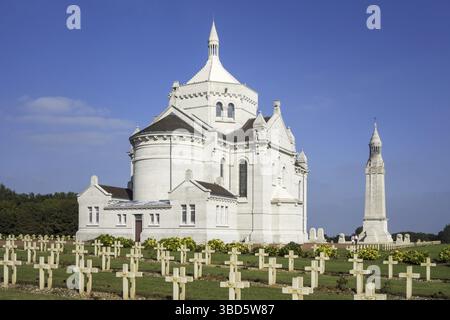 Tour lanterne et chapelle notre-Dame de Lorette, Ablain-Saint-Nazaire, le plus grand cimetière militaire français de la première Guerre mondiale, France Banque D'Images