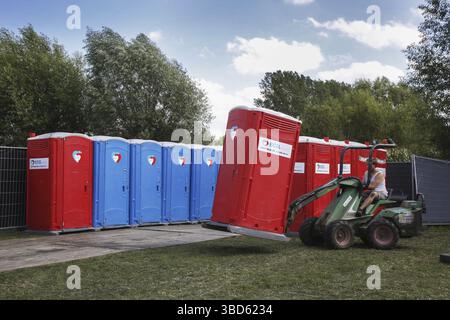 Placement des rangées de toilettes portables colorés à l'événement en plein air Banque D'Images