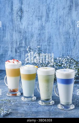 Variations du thé vert matcha et du chai sur le shabby bleu arrière-plan Banque D'Images