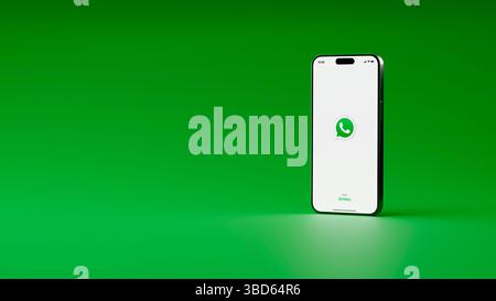 WhatsApp dans le téléphone mobile. IPhone isolé sur fond vert montrant l'écran d'ouverture de l'application Whats. Rendu 3D avec espace de copie. Rosario, Argentine - 22 mai Banque D'Images