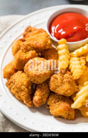 Nuggets de poulet frits sains biologiques et frites avec ketchup Banque D'Images