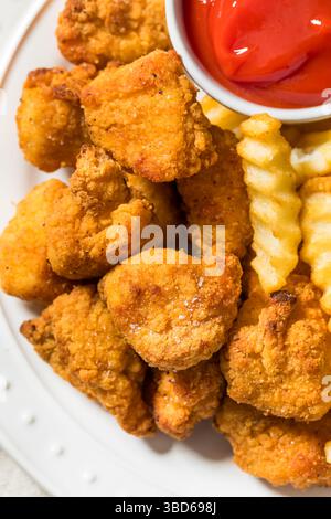 Nuggets de poulet frits sains biologiques et frites avec ketchup Banque D'Images