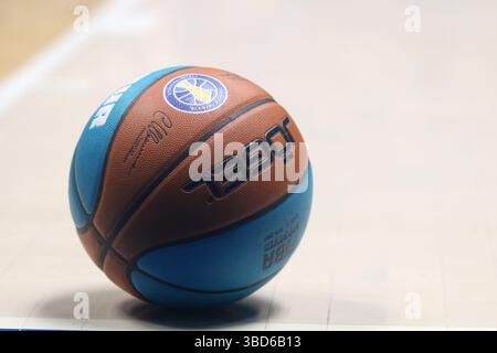 Saint-Pétersbourg, Russie. 22 mai 2025. Un ballon vu lors du match de basket-ball de la VTB United League, Playoffs, 1/2 finales, 7 match, entre Zenit Saint-Pétersbourg et Lokomotiv Kuban Krasnodar à 'Kck Arena'. Score final ; Zenit 94 :75 Lokomotiv Kuban. (Photo de Maksim Konstantinov/SOPA images/SIPA USA) crédit : SIPA USA/Alamy Live News Banque D'Images