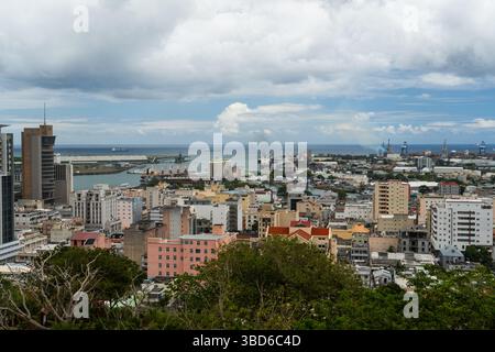 Le Morne, Maurice - 12 mai 2024 : vue surélevée sur le paysage urbain de Port Louis et le port industriel avec des navires et des grues Banque D'Images