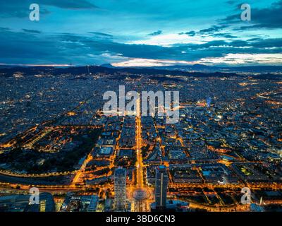Superbe antenne de Barcelone grille brillante au crépuscule avec des collines en arrière-plan Banque D'Images