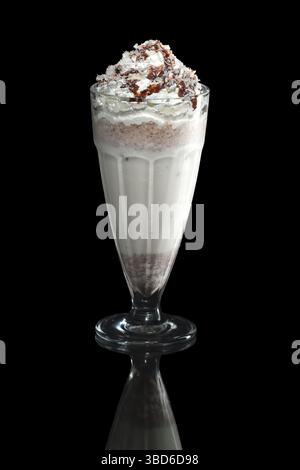 Caramel milkshake cocktail isolated on black Banque D'Images