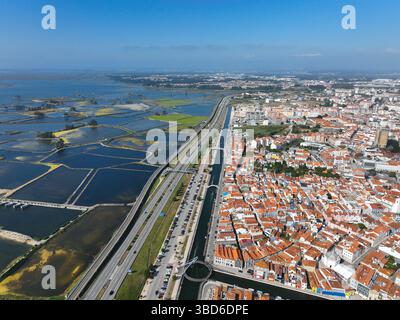 Vue aérienne d'Aveiro, Portugal montrant des blocs de ville animés, des marais salants et des zones humides voisines Banque D'Images