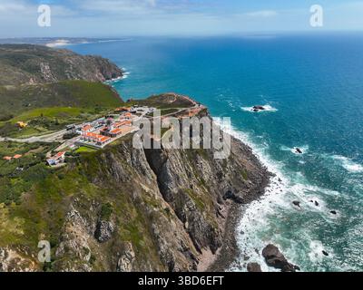 Vue aérienne lumineuse du phare sur les falaises de haute mer Banque D'Images