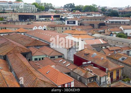 Toits des bâtiments historiques du Lodge portuaire dans la région de Vila Nova de Gaia, ville de Porto, Portugal Banque D'Images