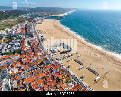 Aérien directement au-dessus de la plage et des maisons le long de la promenade Nazare Banque D'Images