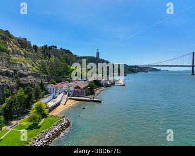 Vue aérienne large de la ville d'Almada avec la statue du Christ Roi surplombant la rivière depuis une colline verdoyante Banque D'Images