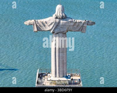 Almada, Portugal - 14 mai 2024 : gros plan aérien arrière de la statue du Christ Roi face à la rivière Banque D'Images