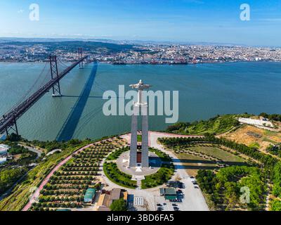 Almada, Portugal - 14 mai 2024 : vue du drone derrière le Christ Roi face au pont sur le Tage Banque D'Images