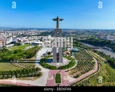 Almada, Portugal - 14 mai 2024 : vue aérienne de la statue du Christ Banque D'Images