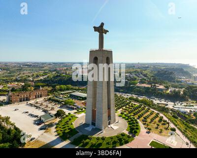 Almada, Portugal - 14 mai 2024 : vue aérienne de l'imposant monument du Christ Roi entouré de verdure et de routes Banque D'Images