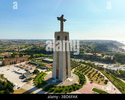 Almada, Portugal - 14 mai 2024 : vue aérienne de l'imposant monument du Christ Roi entouré de verdure et de routes Banque D'Images