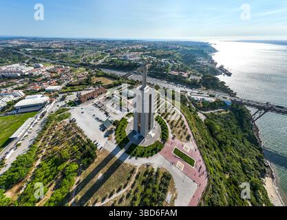 Almada, Portugal - 14 mai 2024 : vue du drone derrière le Christ Roi face au pont sur le Tage Banque D'Images
