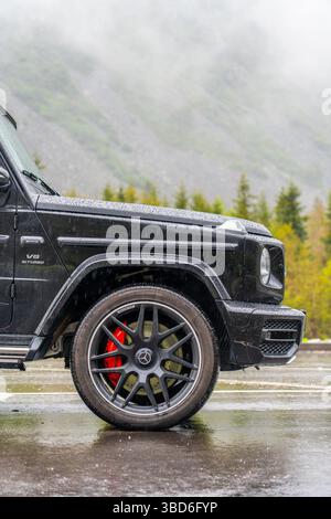 Bichkek, Kirghizistan - 12 mai 2024 : gros plan d'une roue Mercedes classe G noire mouillée avec étriers de frein rouges Banque D'Images