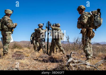 Des soldats américains, affectés à la 76e compagnie du génie, au 41e bataillon du génie, à la joint Task Force–Southern Border, positionnent et stabilisent un poste lors d'une mission de mise en place de panneaux de la zone de défense nationale du Nouveau-Mexique (NMNDA) près d'Antelope Wells, Nouveau-Mexique, le 20 mai 2025. Sous la direction du US Northern Command, la joint Task Force–Southern Border aligne les efforts pour sceller la frontière sud et repousser les activités illégales et est responsable des opérations à grande échelle, agiles et dans tous les domaines, ce qui permettra des opérations plus efficaces et efficientes du DoD. (Photo de l'armée américaine par le SPC Anjelica Asejo) Banque D'Images