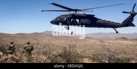 Un Black Hawk UH-60 de l'armée américaine affecté à la 1re brigade d'aviation de combat de la 1re division d'infanterie, dépose l'équipement de la zone de défense nationale du Nouveau-Mexique (NMNDA) pour les soldats américains avec la 76e compagnie du génie, affectée à la joint Task Force-Southern Border, près d'Antelope Wells, Nouveau-Mexique, le 20 mai 2025. Les matériaux ont été fournis par livraison aérienne en raison du terrain austère limitant les manœuvres au sol. Sous la direction du US Northern Command, la joint Task Force–Southern Border aligne les efforts pour sceller la frontière sud et repousser les activités illégales et est responsable de la pleine échelle, agile et de tous les domaines Banque D'Images