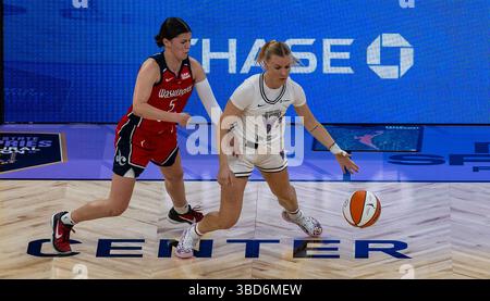 21 mai 2025 San Francisco CA, États-Unis la garde de Golden State Julie Vanloo (35) amène la balle sur le terrain contre la garde de Washington Jade Melbourne (5) pendant le match de basket WNBA entre Washington Mystics et les Golden State Valkyries. Valkyries a battu les Mystics 76-74 au Chase Center San Francisco Calif. Thurman James/CSM Banque D'Images