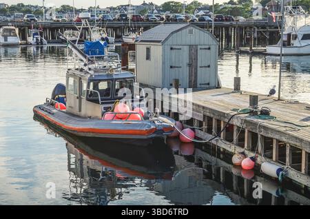 Un bateau est amarré à une jetée dans le port de Provincetown, Cape Cod, Massachusetts, Nouvelle-Angleterre, États-Unis Banque D'Images