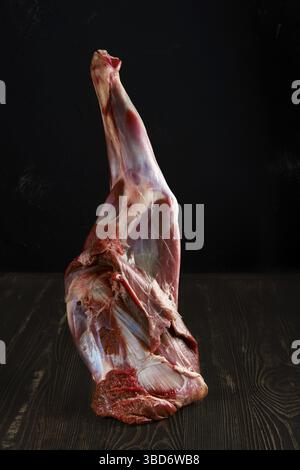 Mandrin à épaulement en forme de doe brut isolé sur blanc Banque D'Images