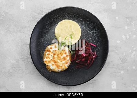 Citilet de Kiev avec purée de pommes de terre et betterave pickée sur une assiette, vue du dessus Banque D'Images