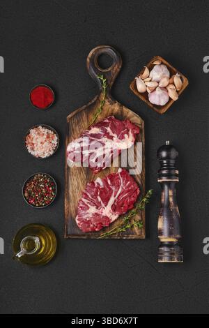 Vue en hauteur de la table noire avec steak de bœuf frais brut Banque D'Images