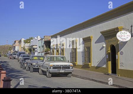 Rue avec restaurants et bars dans le village côtier Todos Santos sur la péninsule de Baja California sur, Mexique Banque D'Images